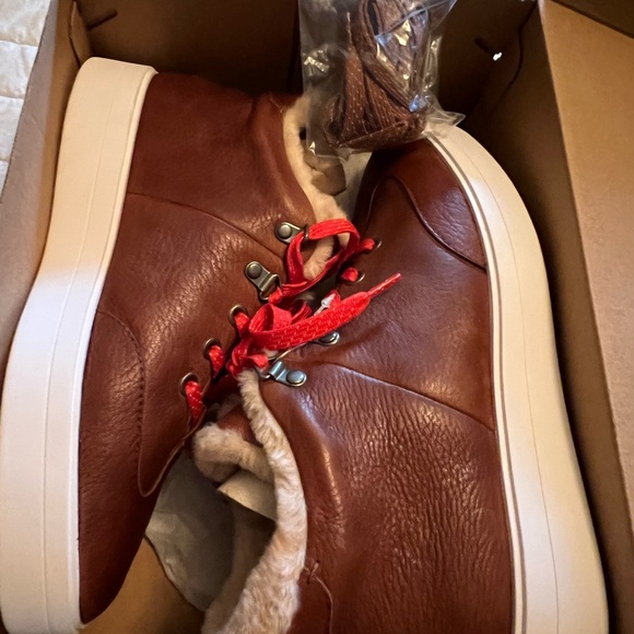 Clarks womans Red and Brown Fur-Lined Sneakers with extra brown laces included - Picture 9 of 10